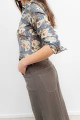 Pantalón de corte wide leg color marrón, con tiro medio, costuras a contratono y cierre frontal con botón metálico.