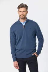 Buzo liso de punto fino en hilo de algodón color azul marino, con cuello alto y cierre frontal parcial con detalle de tirador de cuero.