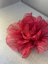 Broche de gran tamaño con diseño de flor tridimensional, confeccionado en organza de textura semitransparente y acabado delicado.