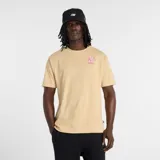 Remera de algodón color beige, de manga corta y cuello redondo, con un pequeño gráfico estampado en el pecho que representa un bowl de ramen y el logo de la marca.