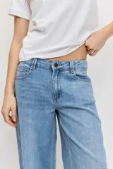 Pantalón de jean de corte regular y pierna ancha, en color celeste con lavado clásico, tiro medio y diseño de cinco bolsillos.