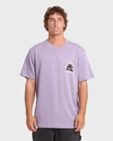 Remera Billabong de manga corta color lila, con gran estampado gráfico en la espalda que muestra una ola dentro de un marco de alambre de púa con flores y el logo de la marca.