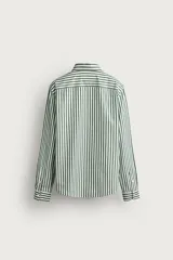 Camisa relaxed fit confeccionada en tejido de algodón, con diseño de rayas verticales en tonos azul y blanco, cuello con botones y manga larga.