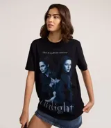 Remera negra de algodón con cuello redondo y manga corta. Presenta un estampado frontal de los personajes principales de la saga Crepúsculo (Bella y Edward) en tonos azules y la palabra "twilight" en la parte inferior.