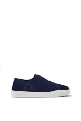 Championes Camper modelo Touring, de color azul marino con tejido de malla transpirable y suela blanca con detalles sutiles.