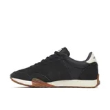 Championes Merrell modelo Sprint Anthem Ltr de estilo retro inspirados en el running de los años 70. Confeccionados en nailon y ante de color negro, cuentan con detalles en color crema como la gran "M" en el lateral. Poseen suela exterior de goma con textura adherente en la puntera y el talón.