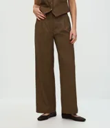 Pantalón de sastrería con corte recto, estampado pied de poule en tonos marrones, cintura con trabillas y bolsillos traseros.