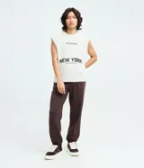 Pantalón jogger de algodón con felpa, color negro, con cintura elástica, cordón ajustable, bolsillos laterales y puños elásticos en los tobillos.