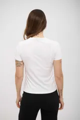 Remera blanca de manga corta, cuello redondo y calce ajustado al cuerpo.