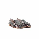 Mocasines de cuero con estampado animal print tipo reptil en tonos gris, rosa y blanco, con taco bajo y detalle trenzado en el empeine.