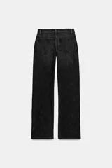 Jeans de tiro bajo y cinco bolsillos, de pierna ancha y larga. Cuenta con cierre frontal con cremallera y botón metálico.