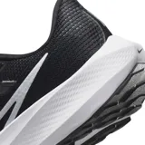 Championes de running Nike modelo Pegasus 40, color negro con detalles en blanco. Presentan una parte superior de malla transpirable, entresuela con tecnología Zoom Air para amortiguación y suela de goma con tracción.