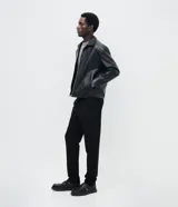 Suéter masculino de cuello redondo y manga larga, confeccionado en tejido fleece con textura suave. Presenta puños y ruedo acanalados, con un diseño minimalista y sin estampados.