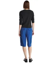 Sweater de Tommy Hilfiger confeccionado en pura lana, con diseño de cuello en V y terminaciones enrolladas en cuello, puños y bajo. Presenta el logo de la marca bordado en el pecho.