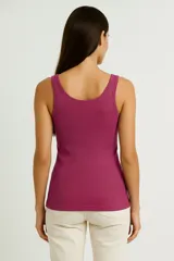 Musculosa de algodón y lycra color verde menta, ajustada al cuerpo, con escote redondo profundo y diseño en tejido rib.