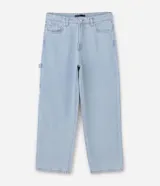 Pantalón de jean estilo carpenter con corte baggy relaxed, color azul claro. Cuenta con cintura con pasadores, cierre frontal con botón y bolsillos funcionales.