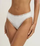 Pack de dos bombachas bikini, una blanca y otra celeste, con detalle de encaje en la cintura y en las sisas.