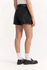 Short de jean de tiro alto con efecto desgastado, pierna ligeramente amplia y terminación recta.