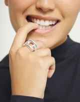 Anillo ancho de aleación de metales bañado en plata de ley, con diseño de tubos entrelazados.