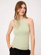 Musculosa color verde menta de punto sencillo, con cuello redondo y diseño ajustado.