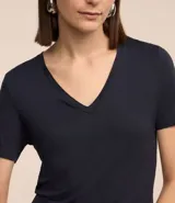 Blusa básica de manga corta y escote en V, color verde lima pálido.