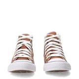 Championes Converse Chuck Taylor All Star de caña alta, confeccionados en lona color marrón con puntera y suela de goma blanca, y cordones blancos.