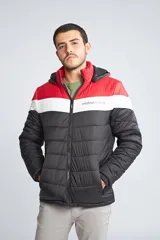 Campera inflada de abrigo para hombre, con capucha desmontable, cierre frontal completo, bolsillos con cierre y logo estampado. Diseño color block en azul, blanco y gris.