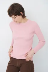 Buzo de tejido morley color marrón, con cuello redondo y mangas largas, de corte ajustado al cuerpo.