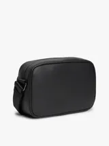 Bandolera Tommy Hilfiger de color negro, confeccionada en poliuretano con diseño de compartimento principal con cierre de cremallera y bolsillo exterior frontal con panel de textura tejida. Cuenta con correa ajustable, bolsillo interior con cierre y detalles distintivos de la marca con logo metálico en la parte delantera.