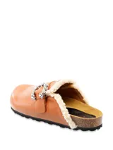 Mule de cuero negro con hebilla plateada con apliques de strass y forro de piel sintética.