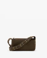Bolso de hombro estilo baguette confeccionado en cuero vacuno color marrón. Presenta una correa ancha decorada con tachas metálicas en tonos dorados y plateados, y cierre superior con cremallera.