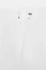 Pantalón blanco de tiro alto con corte ancho (palazzo o culotte), confeccionado en tejido con lino. Presenta pliegues marcados en la parte delantera y bolsillos laterales.