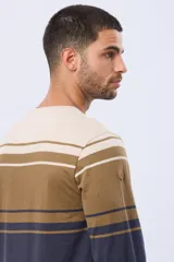 Remera de manga larga con diseño de rayas horizontales en tonos azul marino, bordó y gris. Presenta cuello redondo y un bordado en relieve en el pecho con la inscripción Legacy Established Brand.