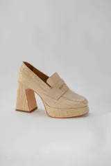 Mocasines color beige con estampado de piel de cocodrilo, plataforma y tacón cuadrado.