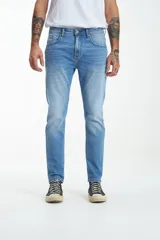 Pantalón de jean celeste de corte ajustado.