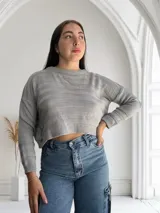 Sweater gris de tejido de punto con rayas horizontales en relieve.