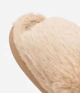 Pantuflas abiertas de peluche color beige, con elástico en el talón y suela marrón.