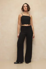 Top negro de breteles finos y corte crop.