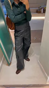 Pantalón cargo colorado de tela brillante con elástico en la cintura y bolsillos con solapa.