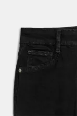 Jeans de corte skinny y tiro alto, confeccionados en tejido super elástico. Presentan diseño clásico de cinco bolsillos, cierre frontal con cremallera y botón metálico.