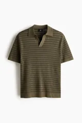 Polo de punto suave color verde militar con diseño a rayas horizontales oscuras, cuello camisero con escote en V y mangas cortas.
