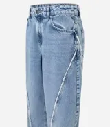 Pantalón de jean estilo baggy con cintura media, corte recto y holgado. Presenta un lavado con efecto dirty y detalles de bordados deshilachados verticales en la parte frontal de las piernas. Cuenta con cierre frontal con botón y cremallera, presillas en la cintura y bolsillos funcionales.