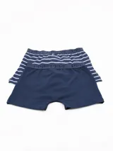 Pack de dos boxers de algodón, uno de color azul marino liso y otro con diseño de rayas horizontales blancas y azules. Ambos cuentan con cintura elástica con el logo de la marca estampado.