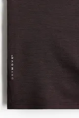 Remera deportiva de malla funcional en color marrón oscuro, con cuello redondo y mangas cortas. Diseñada con tecnología DryMove para absorber el sudor y ofrecer mayor comodidad durante el ejercicio.