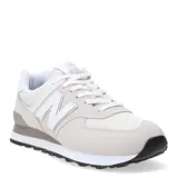 Championes urbanos New Balance modelo 574, color gris claro con detalles en blanco. Confeccionados en una combinación de gamuza y malla, presentan el logo 'N' característico en los laterales y entresuela con tecnología ENCAP para mayor amortiguación.