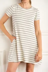 Vestido corto de lino color crudo con rayas horizontales negras, corte suelto, cuello redondo y mangas cortas.