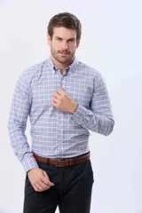Camisa sport de manga larga con estampado a cuadros en tonos celestes, blancos y grises, de corte clásico con cuello con botones.