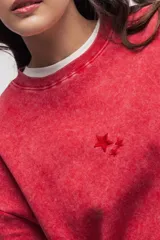 Buzo rojo de felpa con cuello a la base y corte oversize.