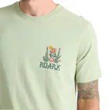 Remera verde claro de manga corta con cuello redondo, confeccionada en 100% algodón. Presenta un pequeño estampado gráfico en el pecho con diseño de cactus y la inscripción de la marca Roark.