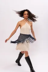 Bandana tejida a mano en crochet, color azul marino, con flecos.